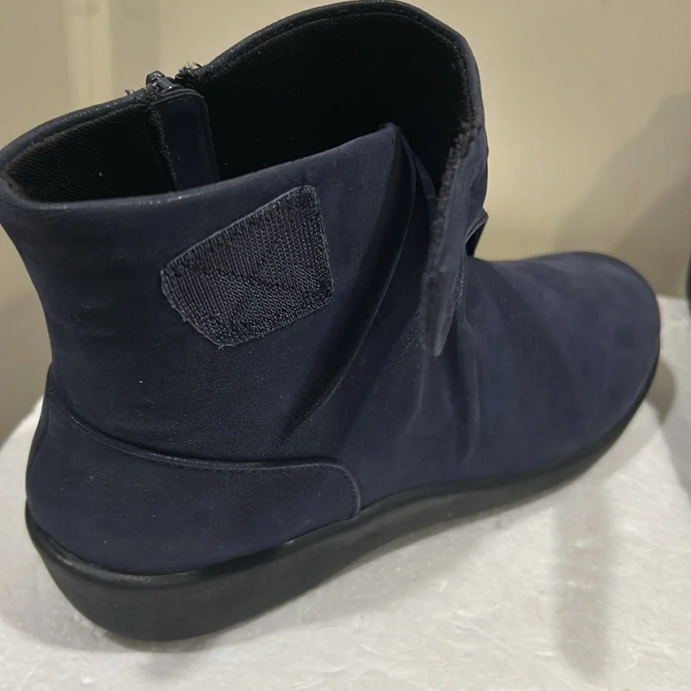 NWT Clarks Cloudsteppers cushion insoles Ankle ruched Boots zip up size 7 blue